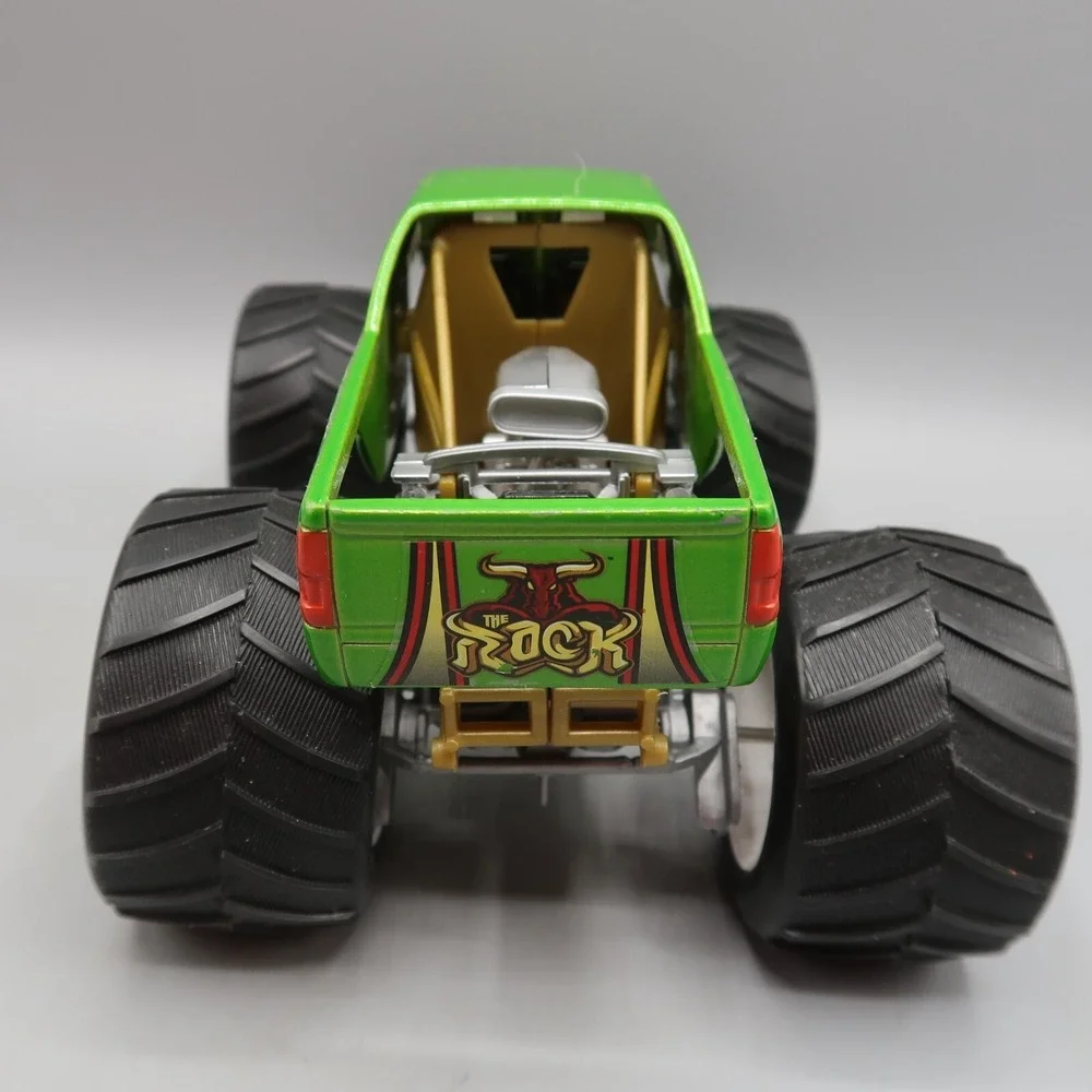 Hot Wheels‎ Monster Jam Truck WWE Raw The Rock 1:24 Lime Green Toy